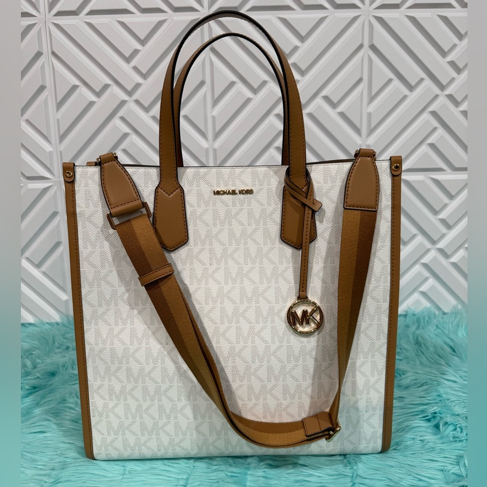 Michael Kors MAPLE Large NS Logo Tote Pale Peanut & White Signature Tote NWT - Picture 1 of 11